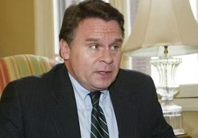 美国议员、有反华劳模之称的克里斯·史密斯对媒体说：“历史上日本与中国斗，从不吃亏