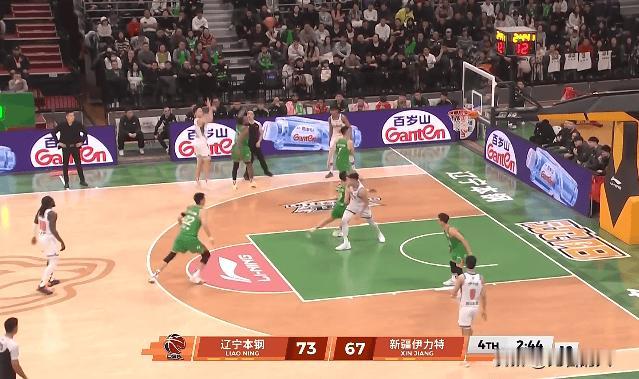 伊力福拉提扛起球队，单节已经14分四记三分了




新疆客场落后辽宁，伊力福拉