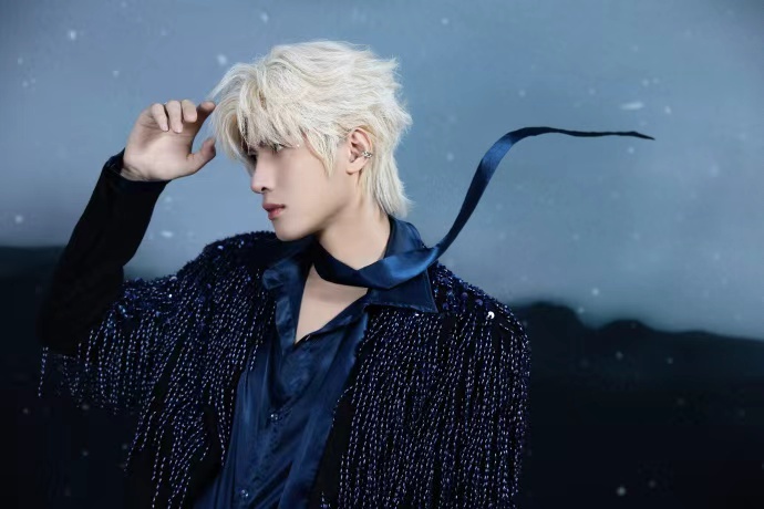 展轩以风格破界，展轩流苏坠西装金发矜贵味，谁懂这个展轩的帅气值呢，一整个有被帅到