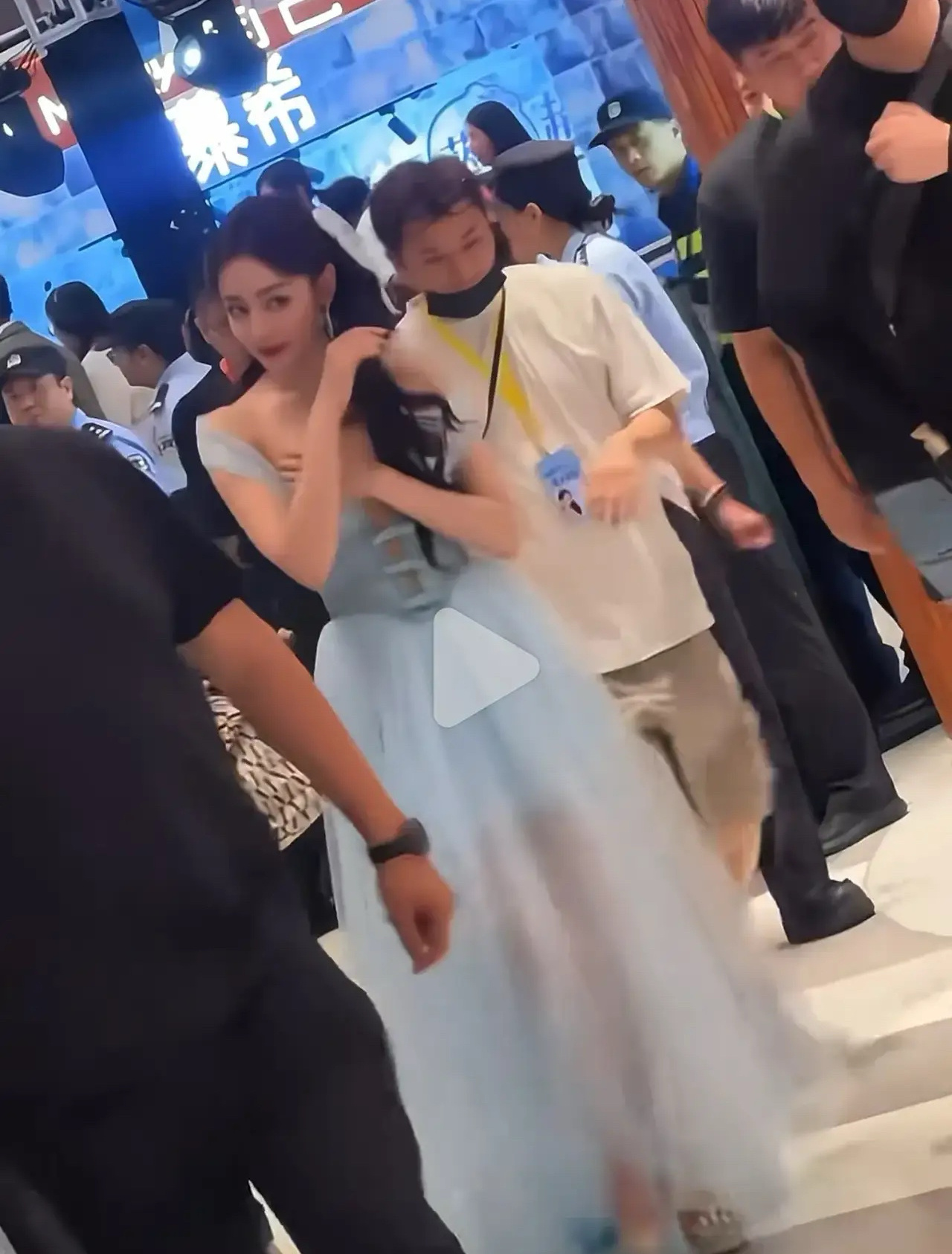 我和闺蜜说，为什么迪丽热巴每次穿个礼服都要挡来挡去的，一点都不大方，扭扭捏捏的。