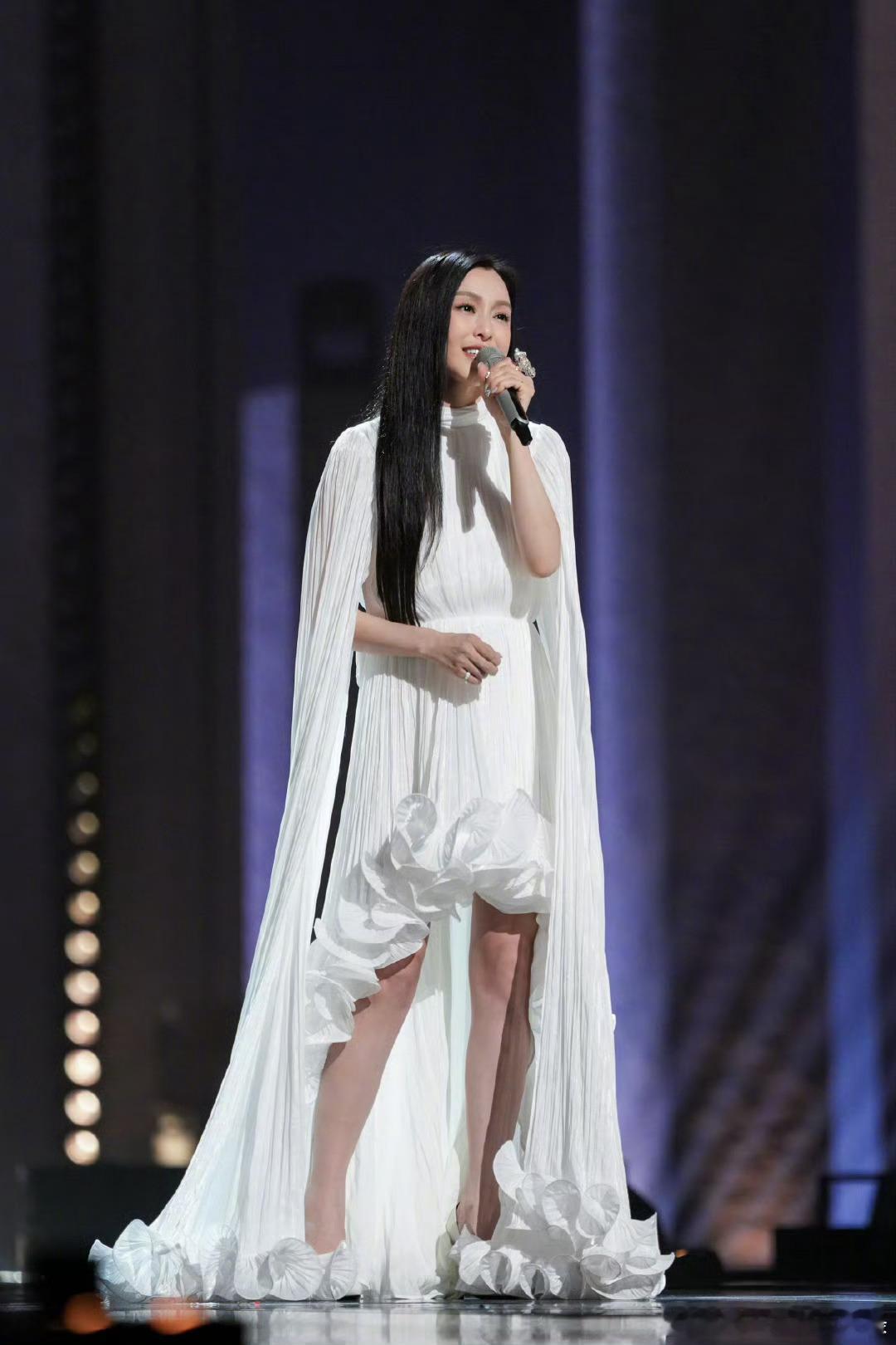 姐姐帧戳我4月10日、11日19:30乘风首场公演直播来袭，多位姐姐定格舞台高光