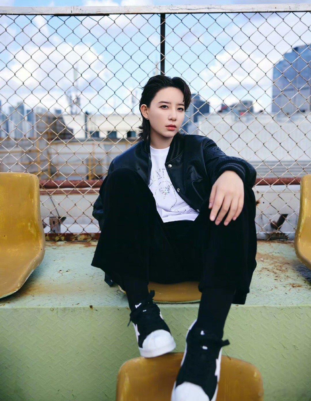 #李斯丹妮变化好大#李斯丹妮的身材真的是让人羡慕啊。很喜欢她的穿搭，又酷又帅，而