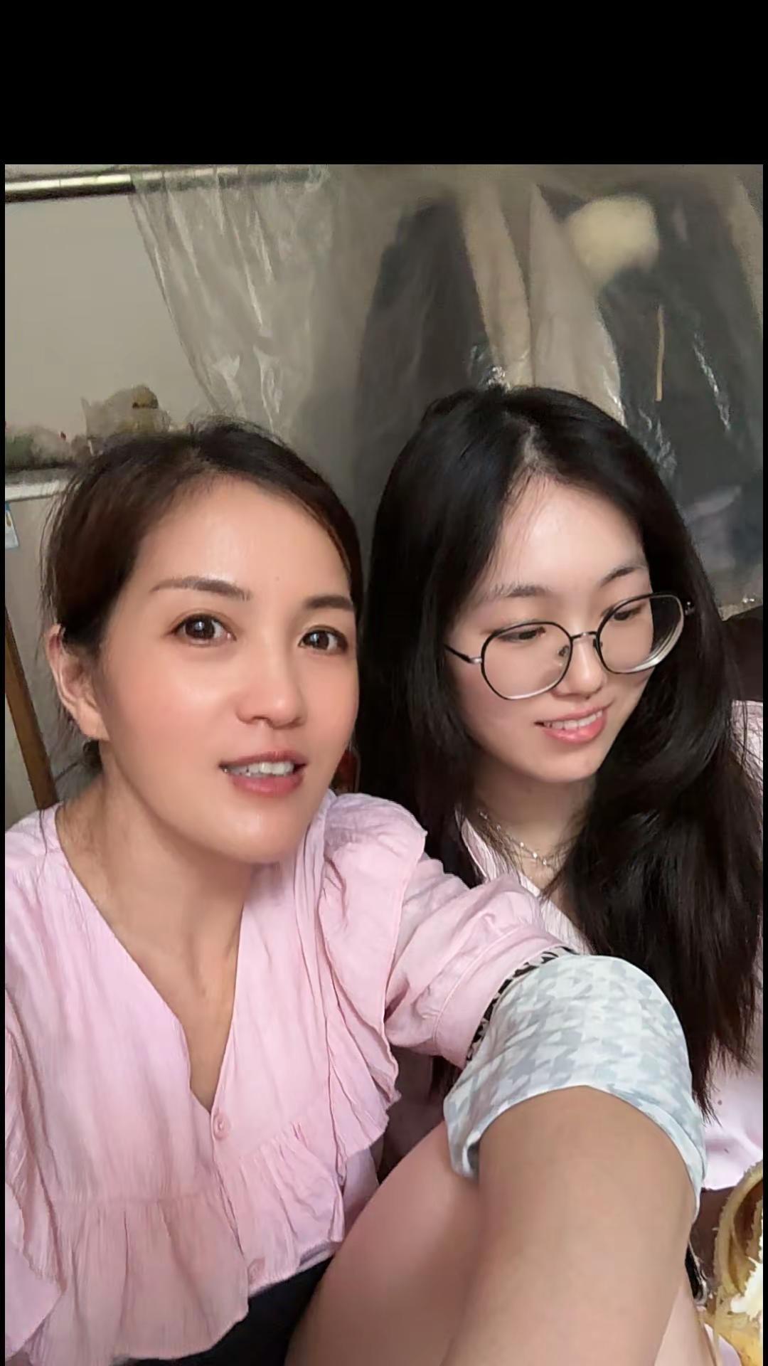 ，难得母女同框…家人们看👀丫头像不像娘