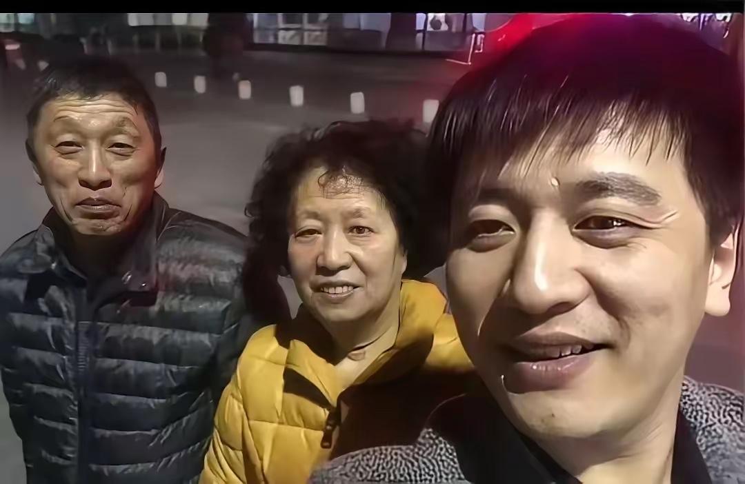 那张疯传的合影，是2017年张雪峰带爸妈在苏州过年拍的。

三人紧紧依偎，笑容纯