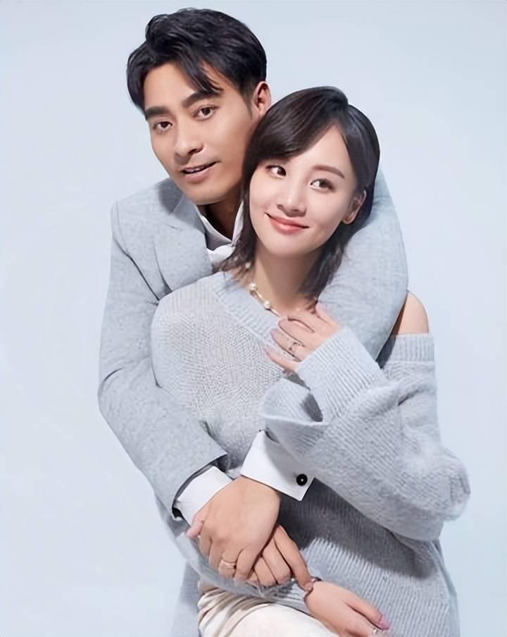 章龄之：


“陈龙自己出门的话，身上永远就只有手机身份证。钱包、钥匙、充电线这