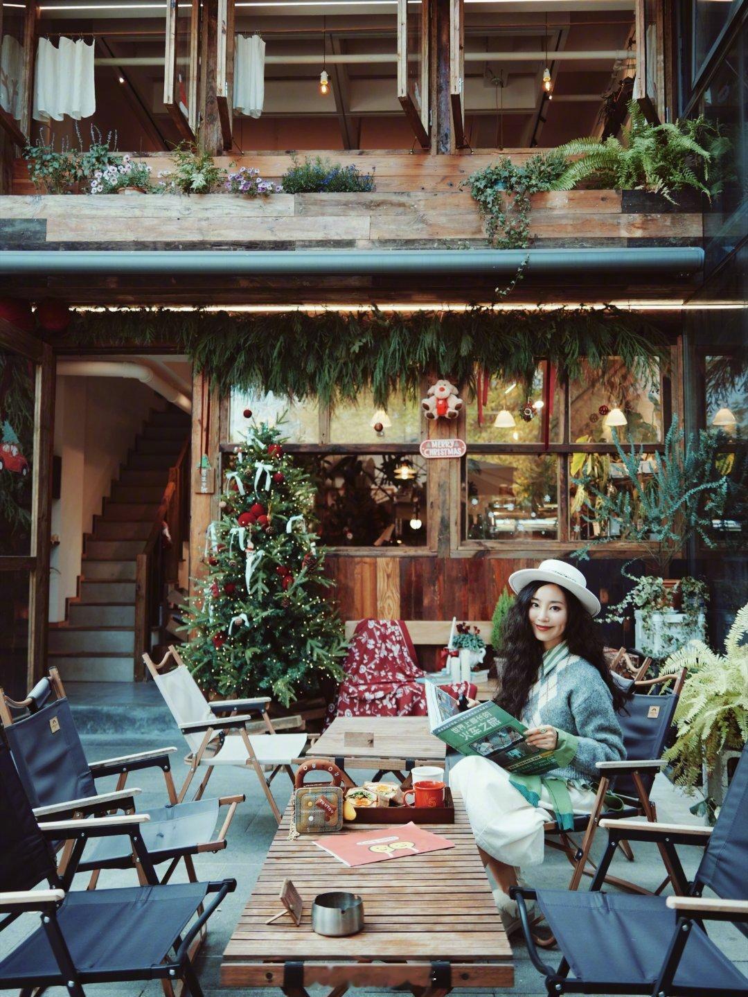 喜欢贵阳这家咖啡馆的人很多因为店里有一只叫“鸡嘎”的柯基非常热情只要路过的人，它