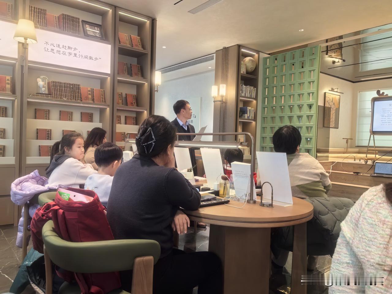 昨天去听了一堂文学课，看到墙上贴的公约，觉得挺有意思的，就拍了下来
①请将交谈与