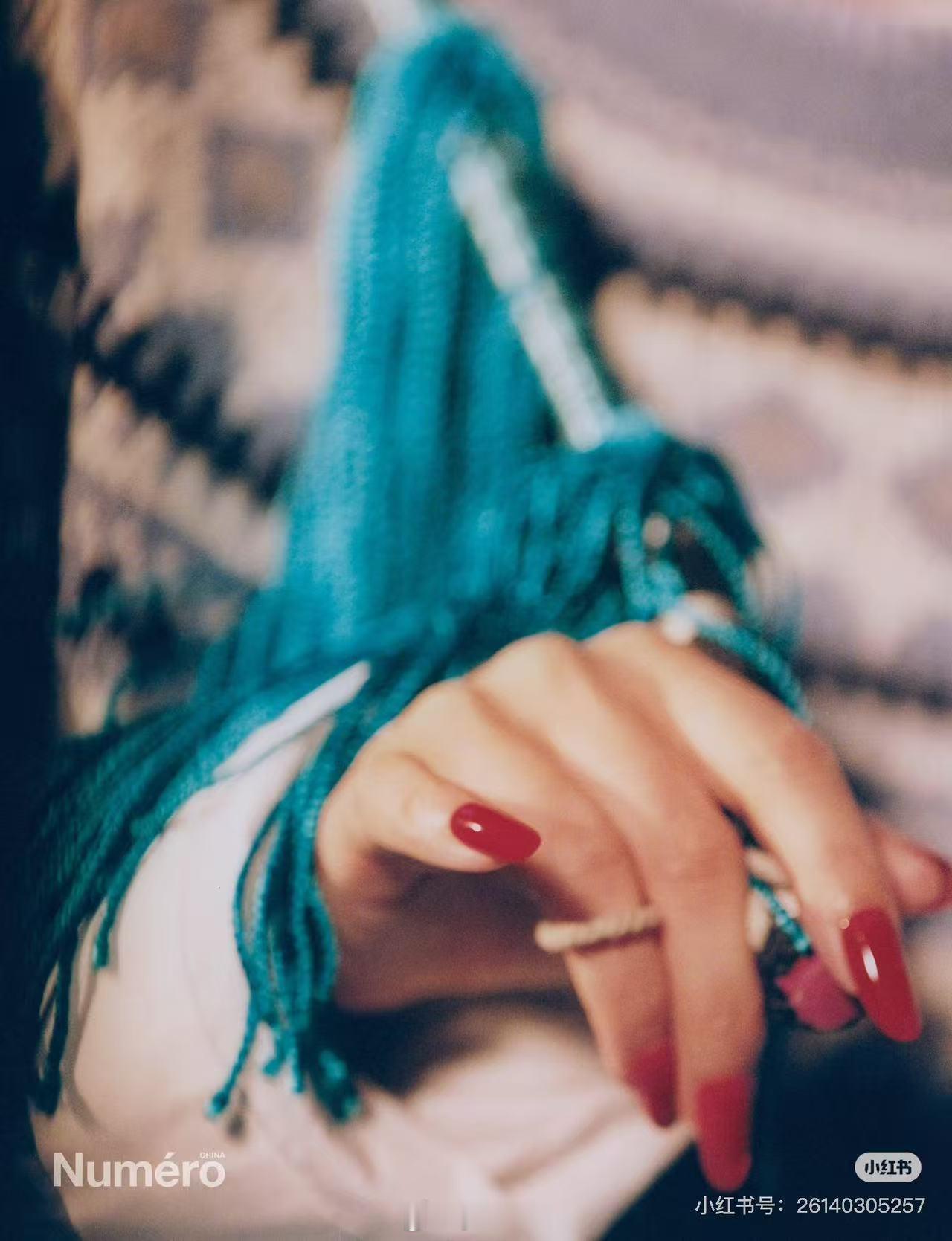 李沁戏台大片李沁这组大片好高级，整个设计都很有味道，国风感十足，让人眼前一亮，有