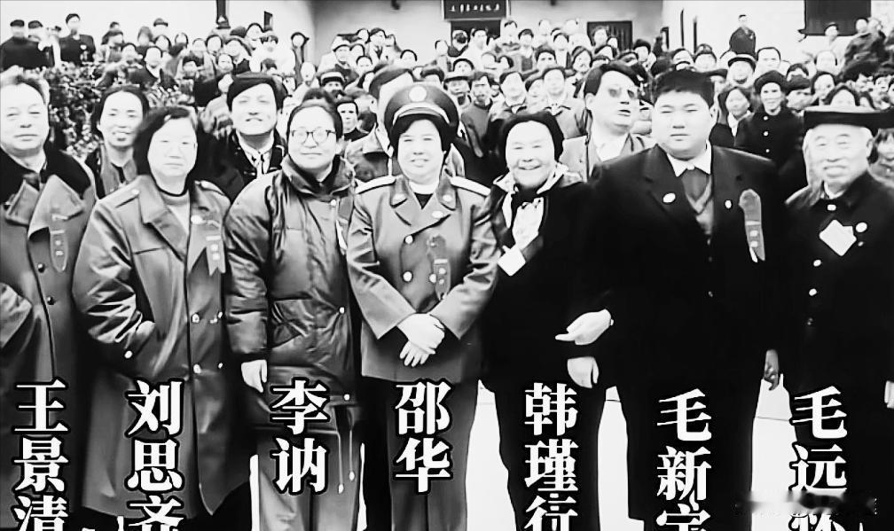 1993年12月20日，在湖南韶山毛主席故居前，毛家后人及亲属大合影


一九九