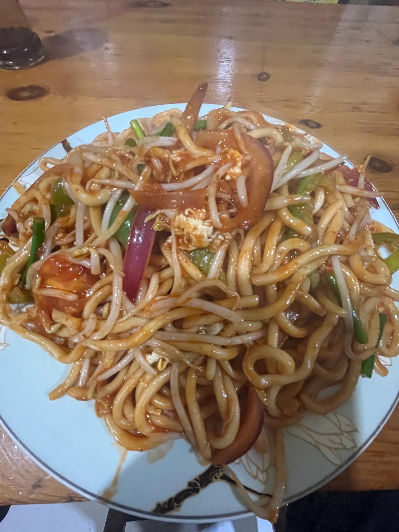 10元这么大份的炒拉条不多见了，常规的都是12 13 元，正所谓美食都藏在街头小