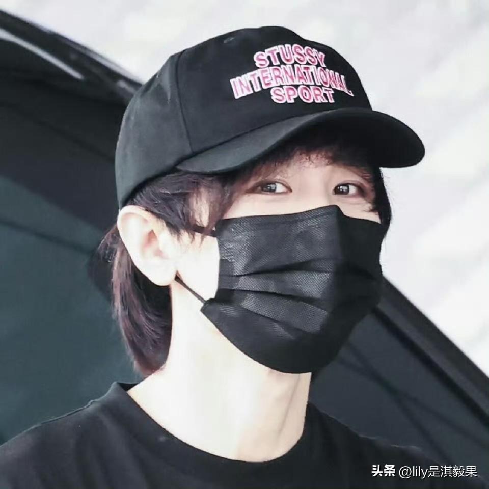 成毅真的好多棒球帽，都够一个合集了！猜猜为什么成毅那么喜欢戴帽子呢？因为成毅的头