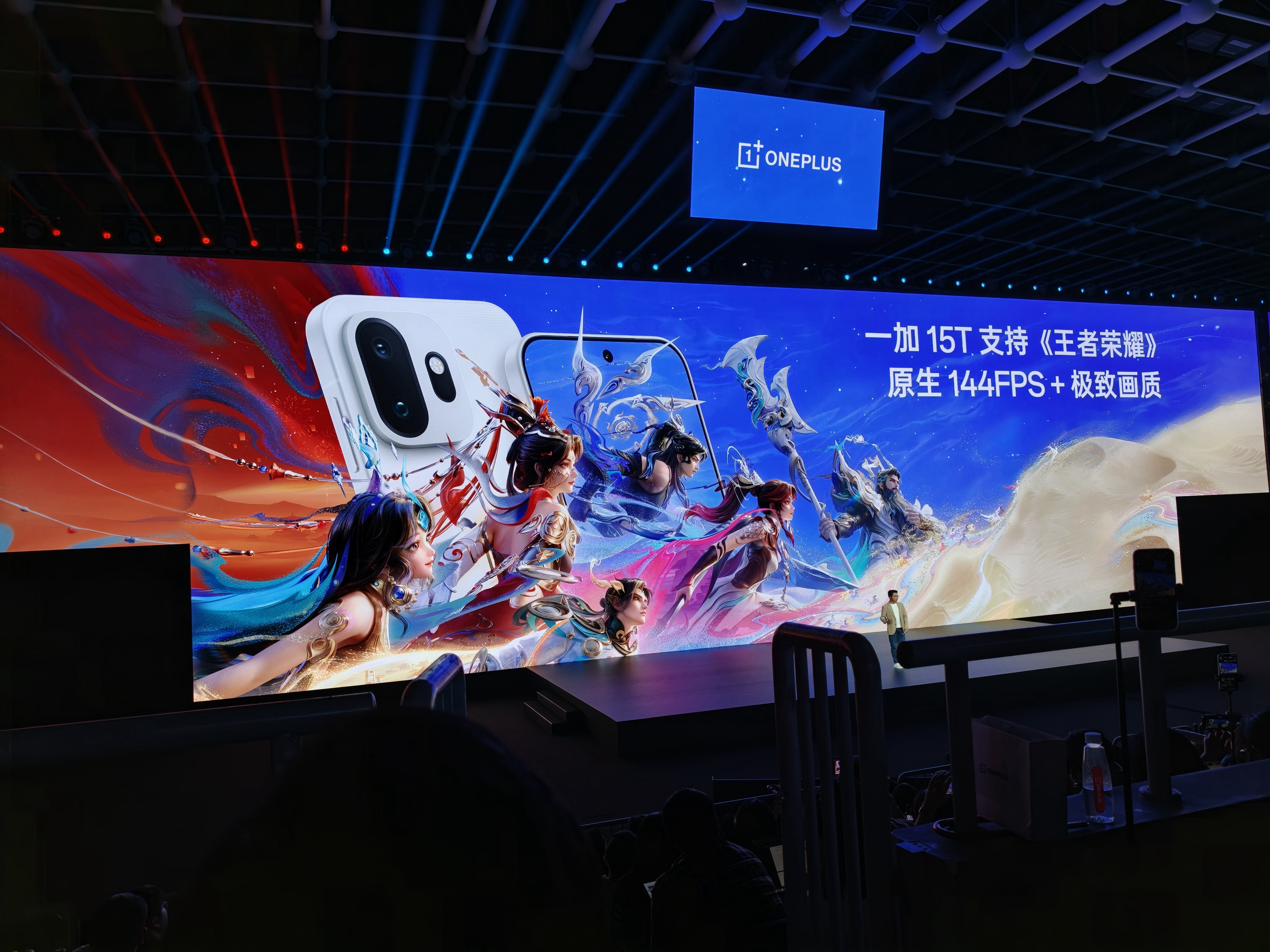 一加15T 这小屏旗舰有点猛。第五代骁龙 8 至尊版，跑分能到 445 万分，性