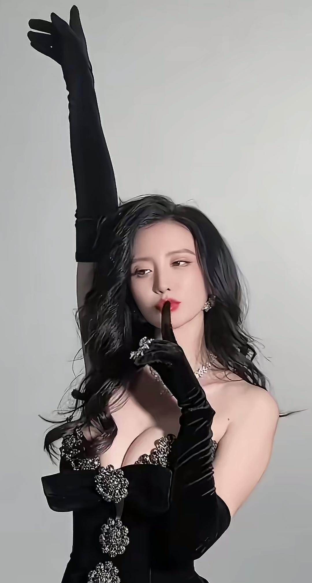 优雅黑丝绒，神秘诱惑，红唇诱惑，复古魅力