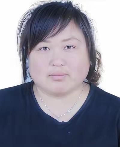 2007年，她的丈夫和公公在外出打工时，遭遇车祸不幸去世。她不顾亲朋好友劝说，坚