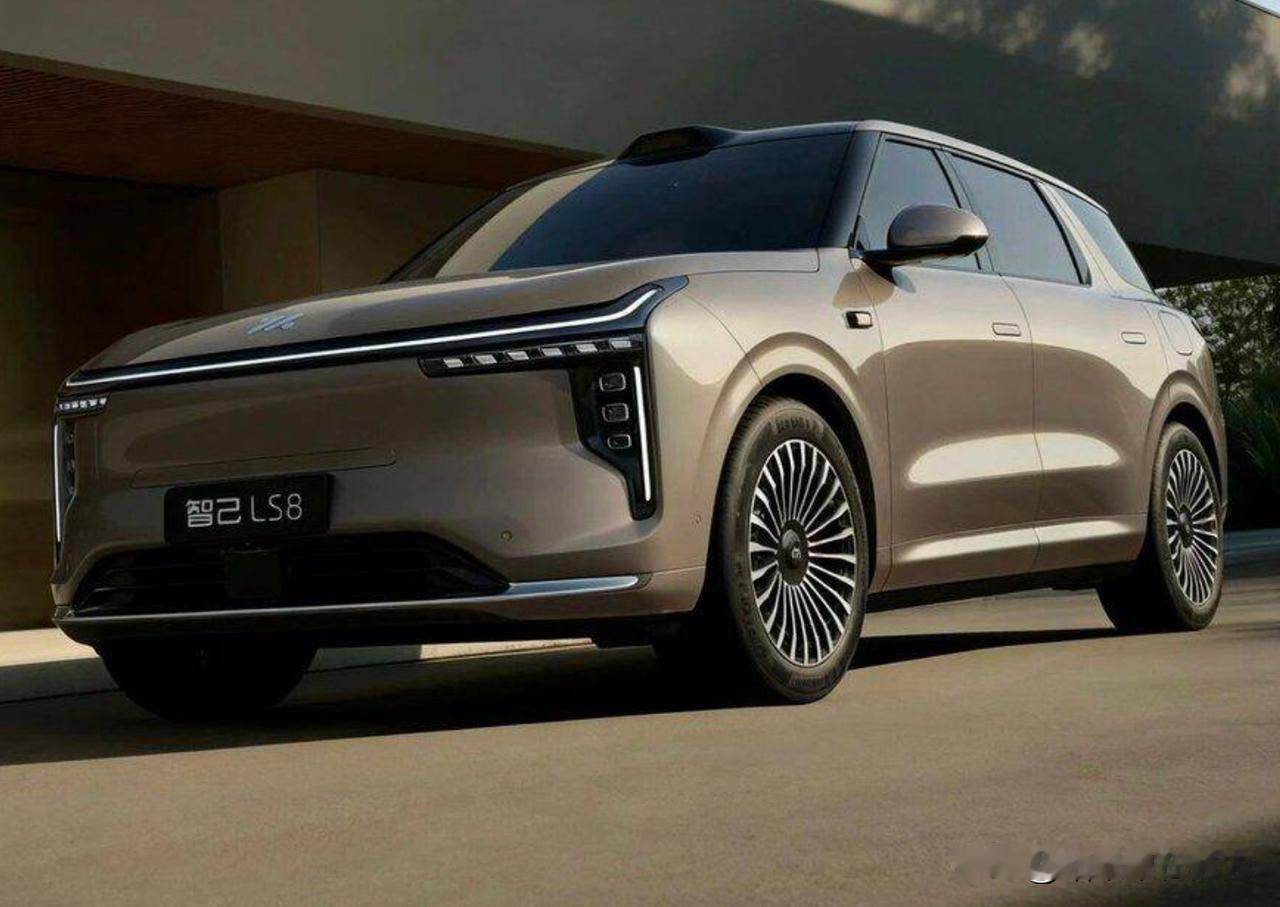 品鉴25万级智己LS8旗舰实力智己LS8交付现场，好多车主都在夸这车“好开、爱开