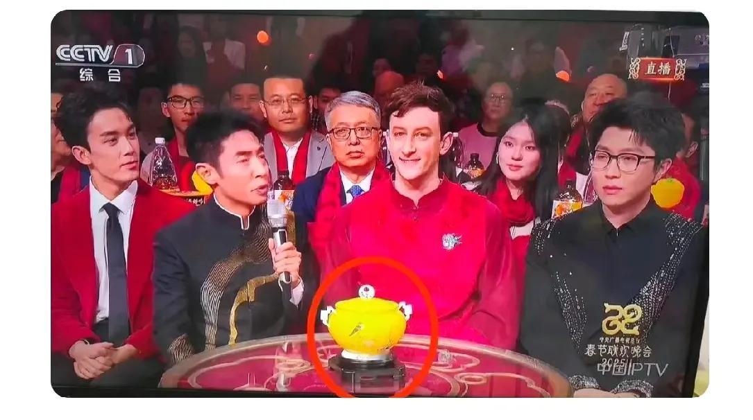 春晚惊现“神操作”！这个美国小伙凭啥获央视力捧？
 
春晚舞台向来星光熠熠，但今