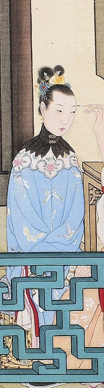 从绘画来看，云肩和衣服并未缝合在一起，是和上面的莲瓣状装饰物一起用子母扣扣在脖间