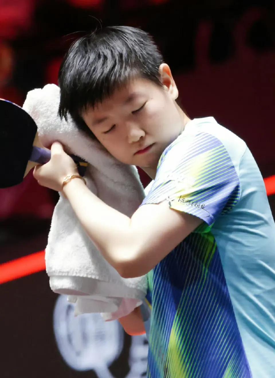 孙颖莎开工大吉，
赢下比赛，
但她说心态还是有点着急，
节奏太快了，
想到王曼昱