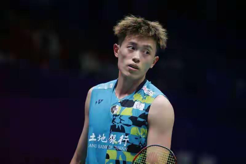 林俊易今天真幸运，因为他的对手是韩国男单选手。[呆无辜]
所以林俊易就轻松击败赵