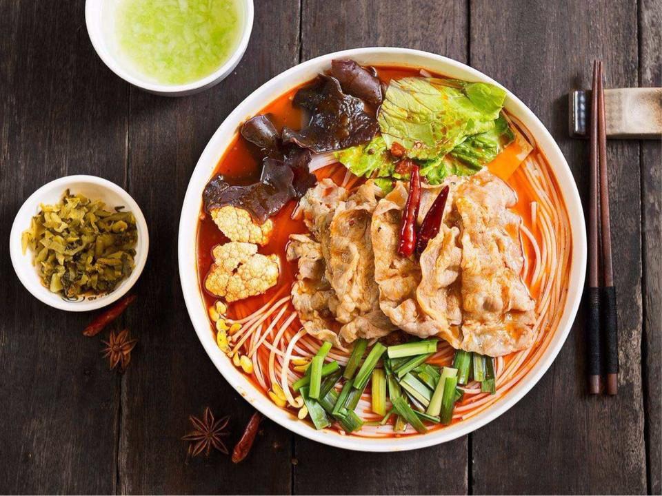 每个地域都有刻在本地人骨子里的特色吃食，米线于云南人而言，早已不只是果腹食物，是
