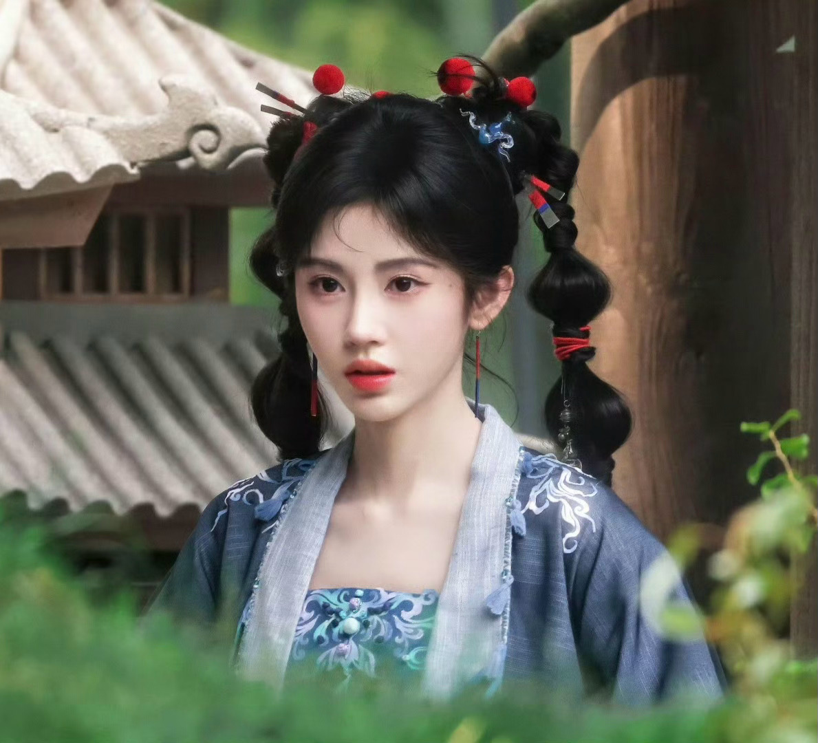 鞠婧祎的新剧路透来了，好像鞠婧祎不管什么剧，除了服装造型不一样，脸部妆容都差不多