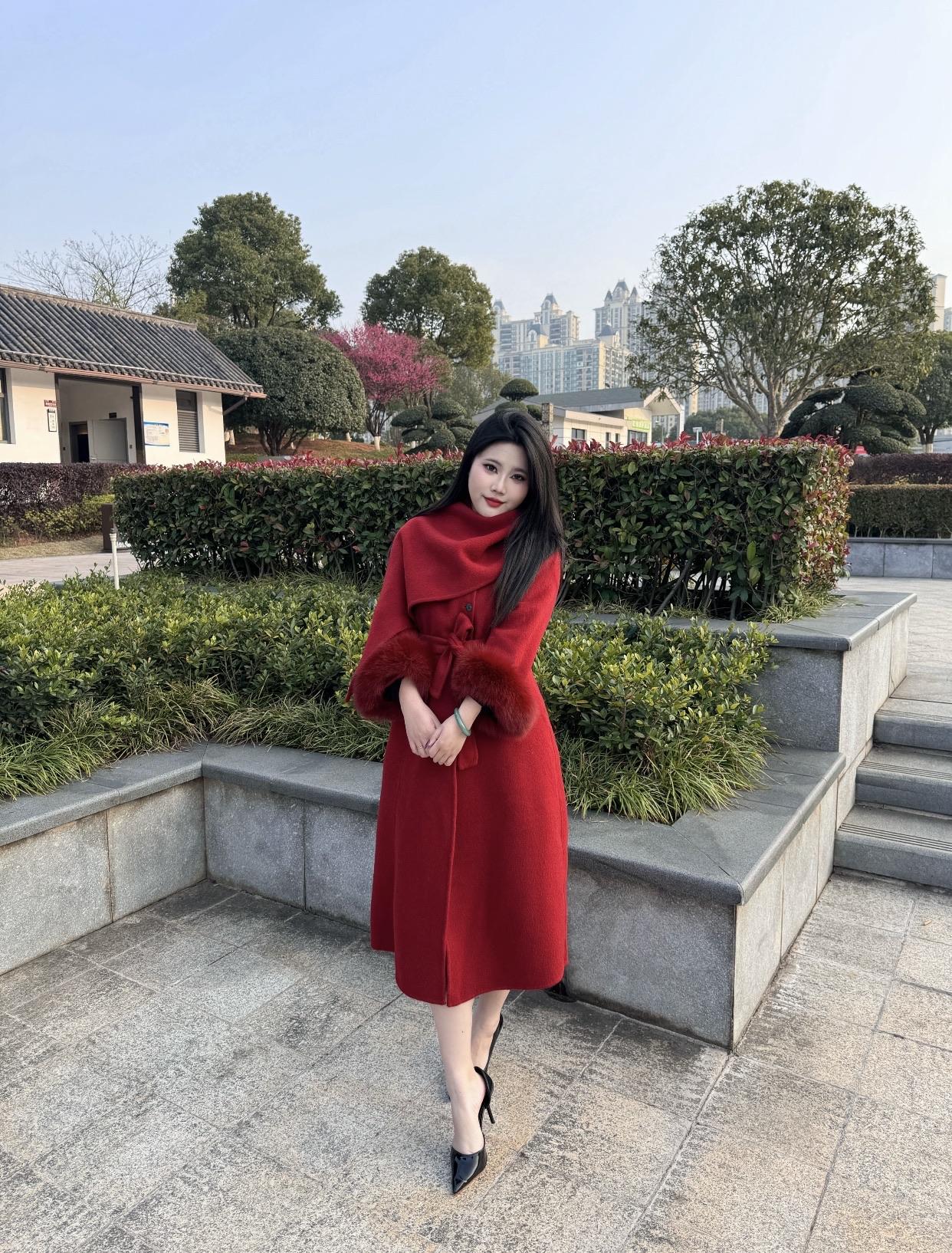 看看气质女神的穿着搭配吧冬日暖阳下，红衣少女漫步在古风建筑旁，尽显优雅与柔美。