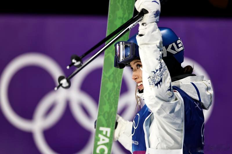 在晋级冬奥会自由式滑雪女子大跳台决赛后，身兼三项的谷爱凌表示，由于该项目决赛时间