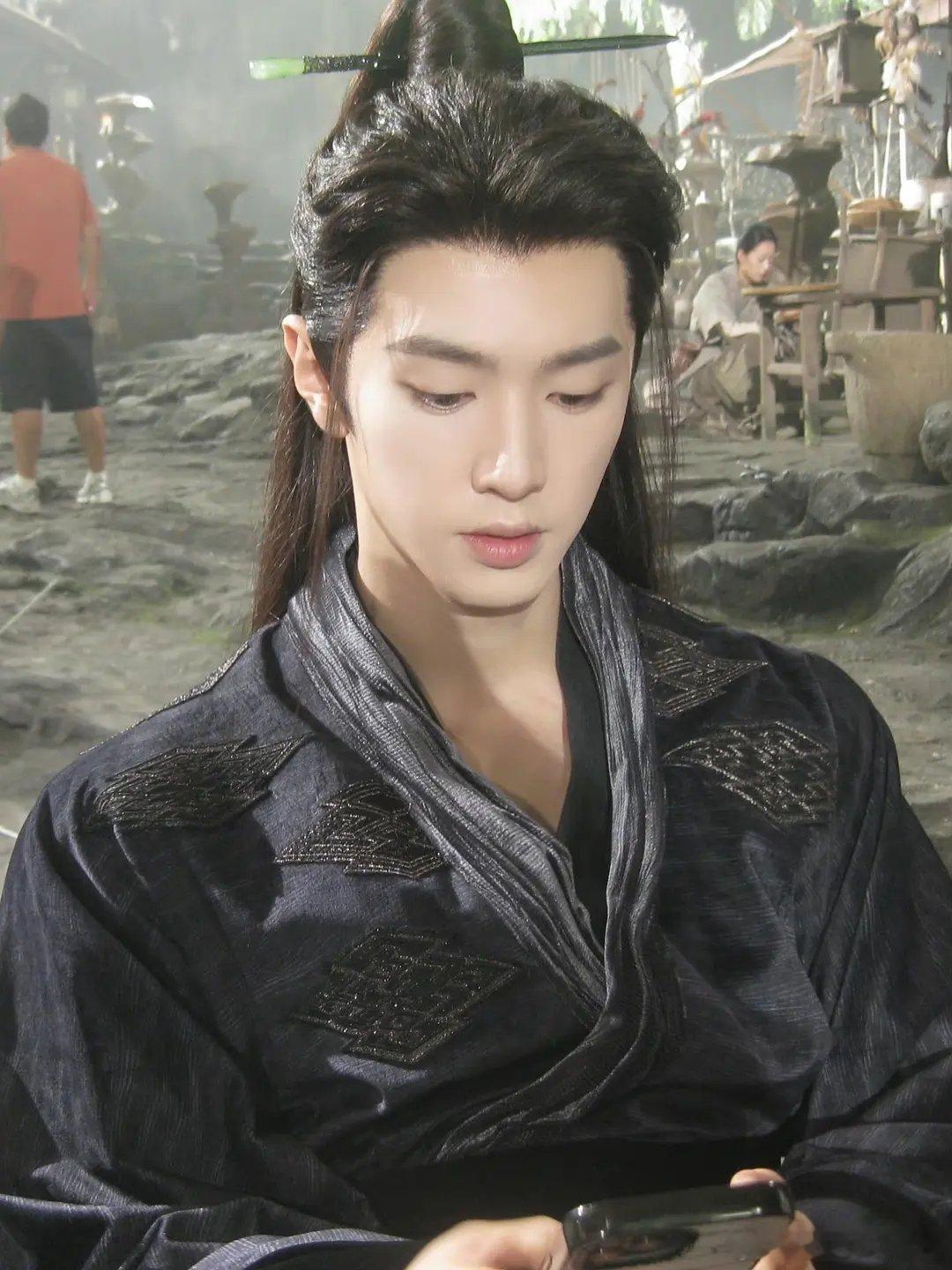 陈哲远的下颚线比我的人生规划还要清楚 ​​​