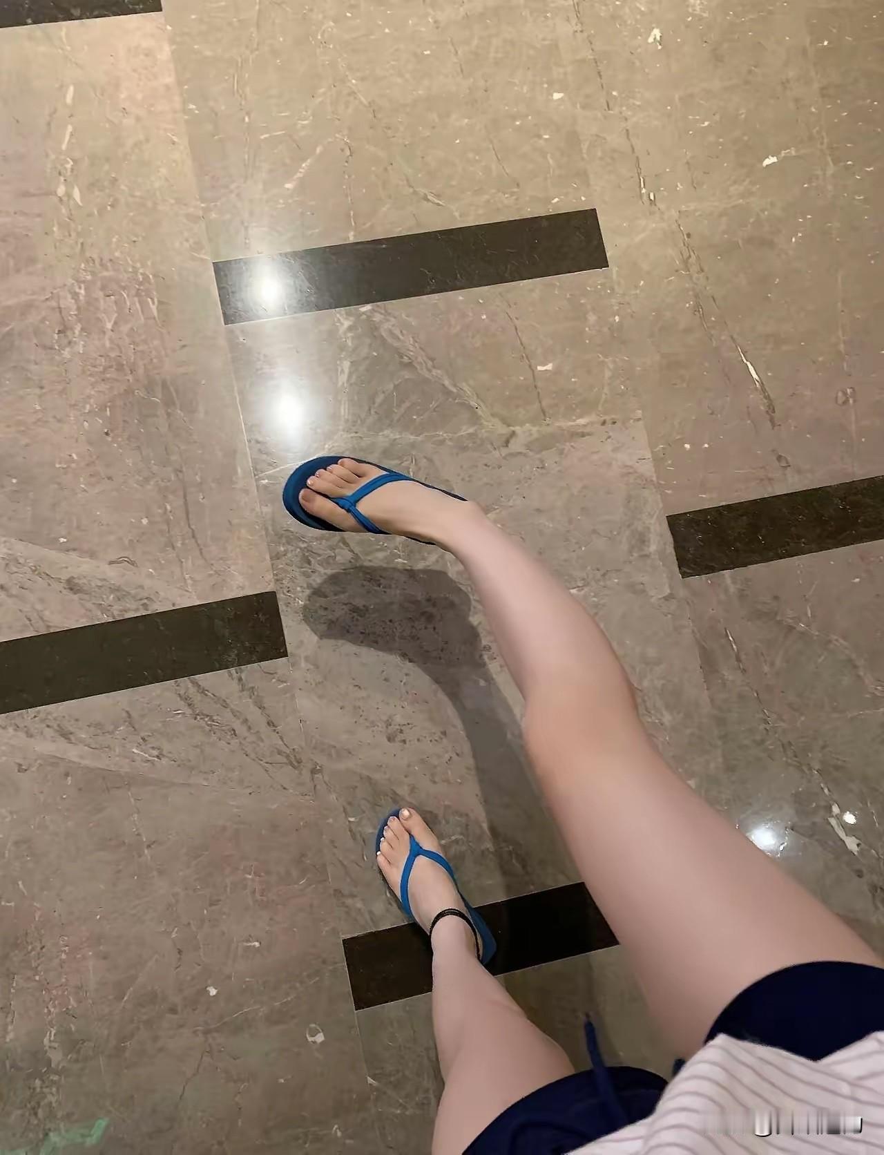 新买的一双拖鞋，漂亮新潮到了极点！我个人觉得这双蓝色人字拖真的特别亮眼！买对啦！