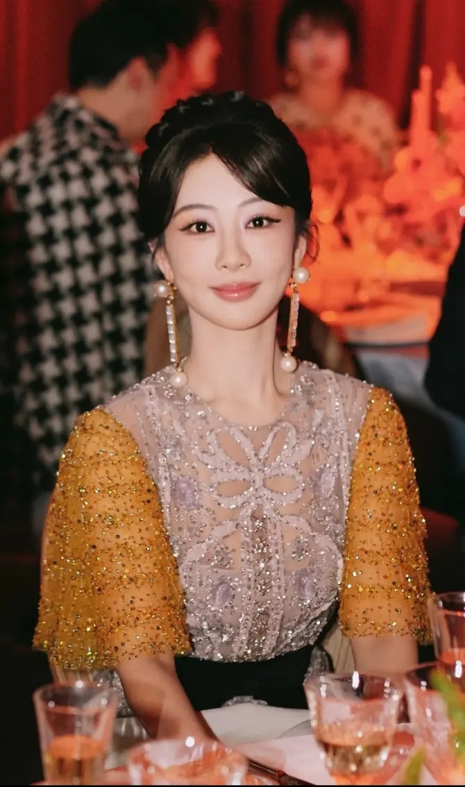 杨紫现在的妆容真的太金贵了，有点不适合她 