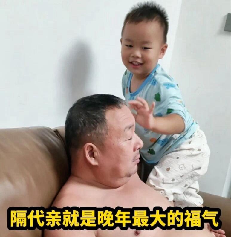 网友分享的照片令人心生感慨，真正当上爷爷，才明白隔代亲是截然不同的情愫。
从前抚