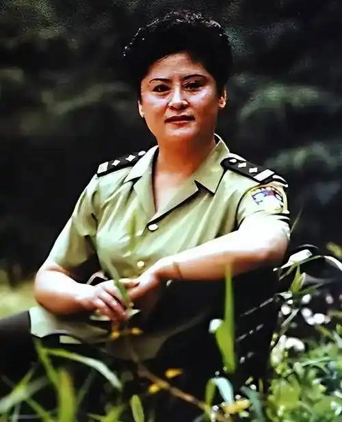 1988年郑州，女警王玉荣结束卧底任务未换警服，遭两名壮汉强行塞进出租车，脖子被