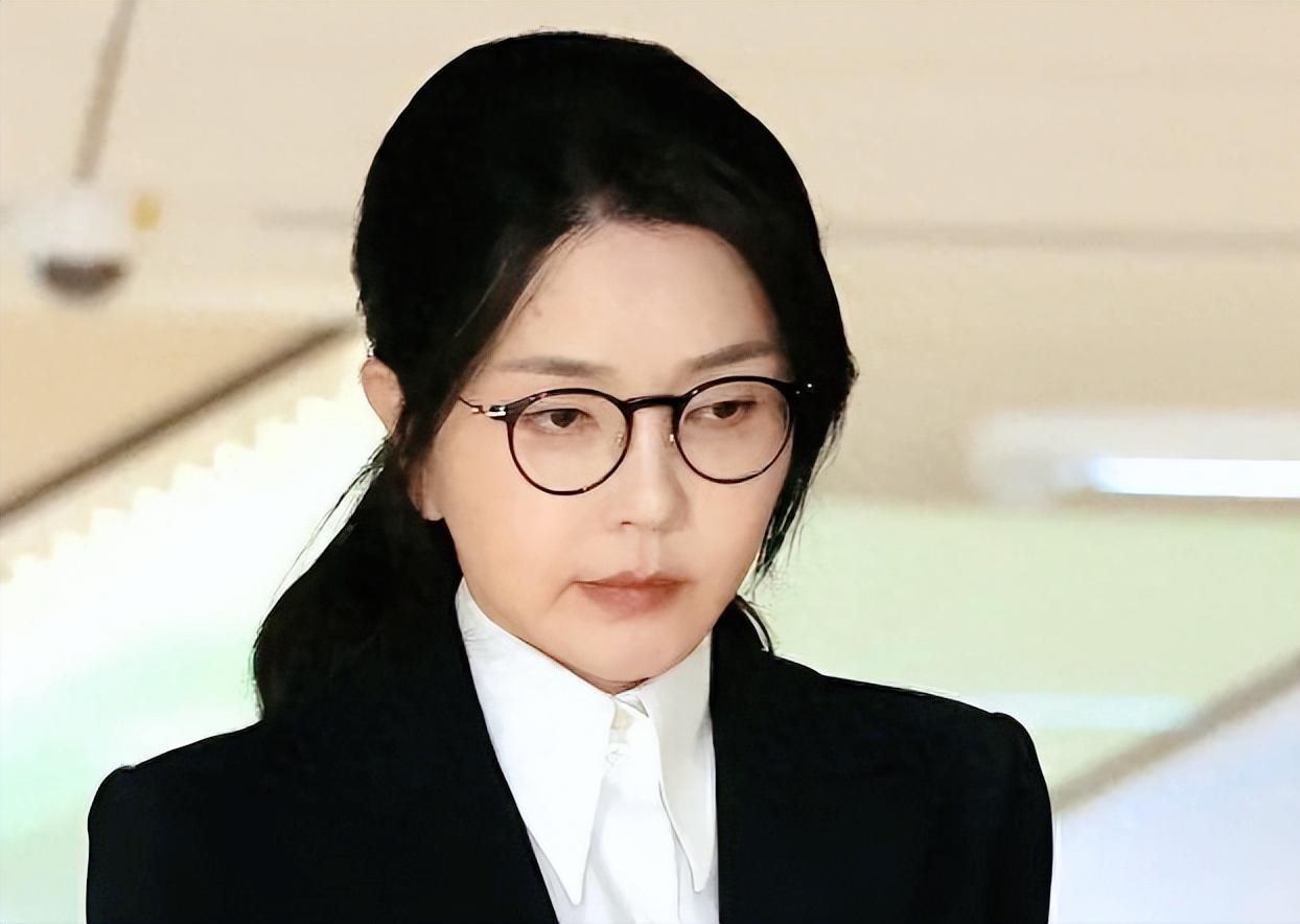 韩国前第一夫人彻底栽了，她涉嫌股价操纵、收受贿赂一案进入二审环节，检方直接建议判