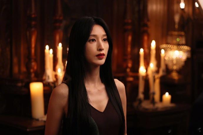 终于有剧拍黑化不化烟熏妆了 这才是黑化该有的样子，林喜柔不用夸张妆容修饰，仅凭眼