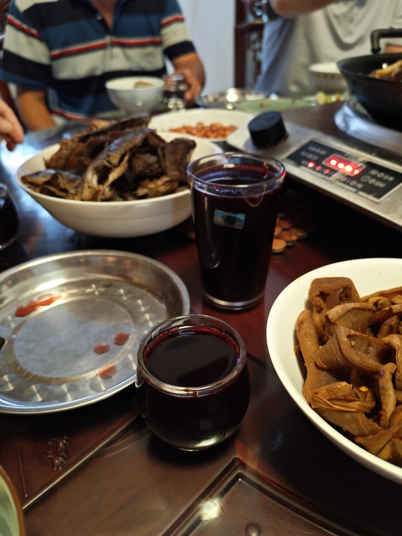 寻常午后，亲友围坐一桌，开启惬意午餐时光。桌上风味十足的卤味、腊味摆得满满当当，