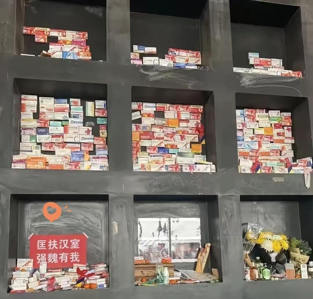 曹操墓前堆成山的布洛芬：这届年轻人，用自己的方式追"古流"
 
清明节最意外的热