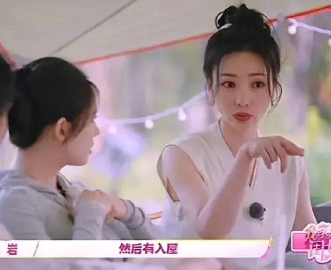 柳岩说，我经历过被人入室抢劫的事情，小偷怕我报警，用枕头紧紧捂着我，还灌我安眠药