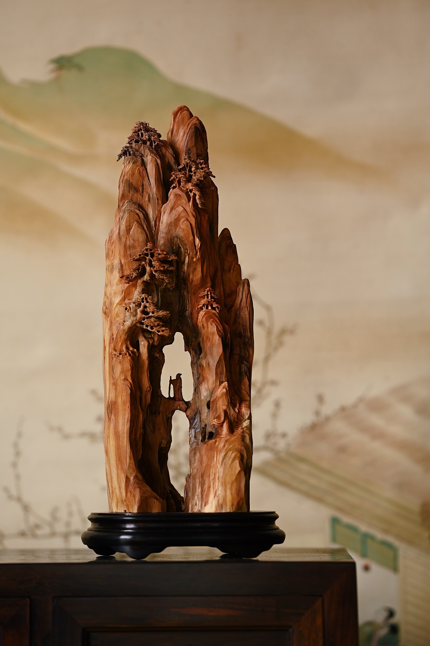 老山檀 | 深山访友 摆件此件取天然檀香根料为材，随形雕刻，山势陡峭险峻，孔洞通