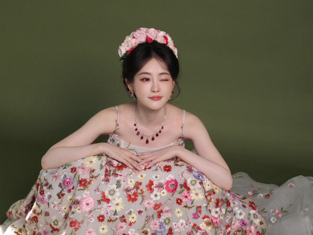 祝绪丹把繁花穿在身上、祝绪丹蝴蝶花仙子哇哦，祝绪丹把繁花穿在身上，美美哒，祝绪丹