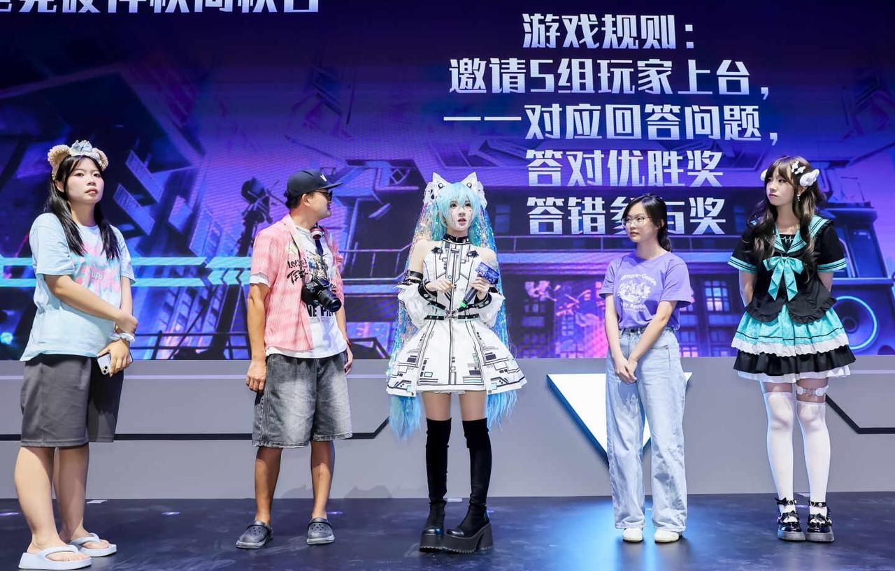 现场实拍~在下悟空是也空降 HKC 展台，围观人群不愿走
	
在下悟空是也现身 