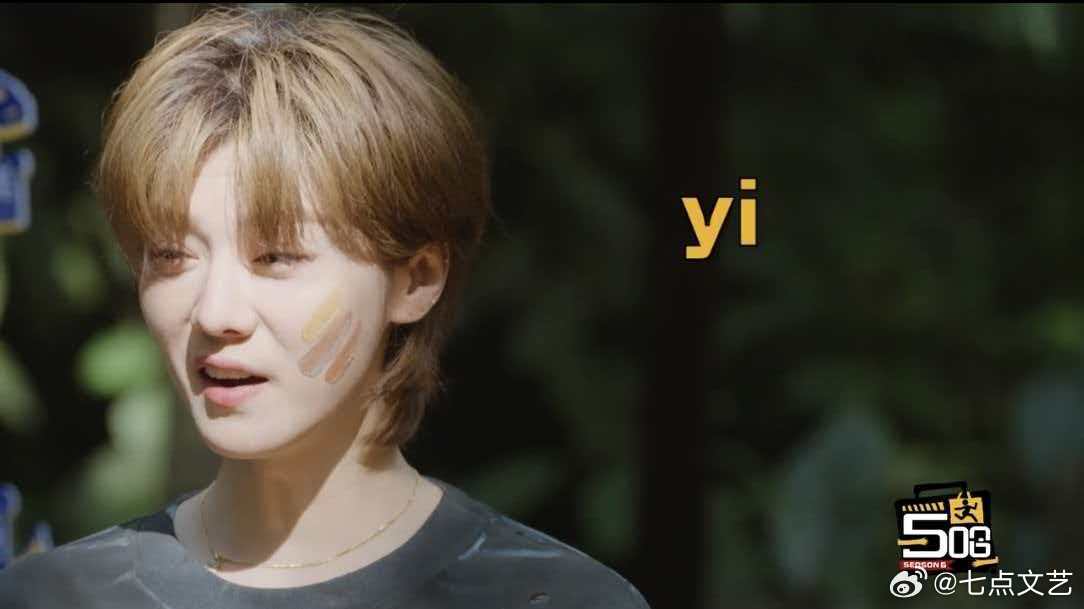 鹿晗高音用脸偿 谁看了不佩服鹿晗的唱功 飙高音时表情真实好笑 力量感却一点不少 