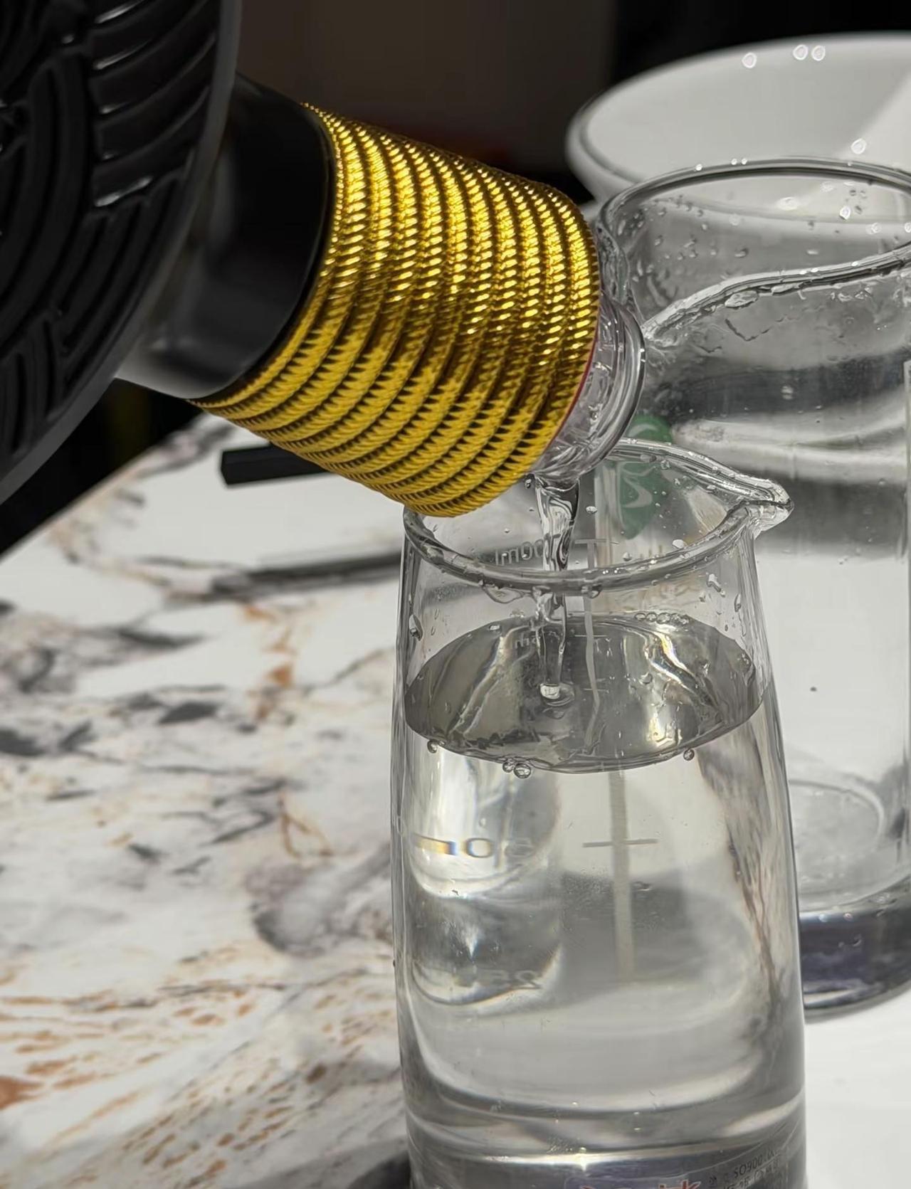 “曾经我也是滴酒不沾，如今也学会了端起酒杯，后来才知道，能释放情绪的，不止有眼泪