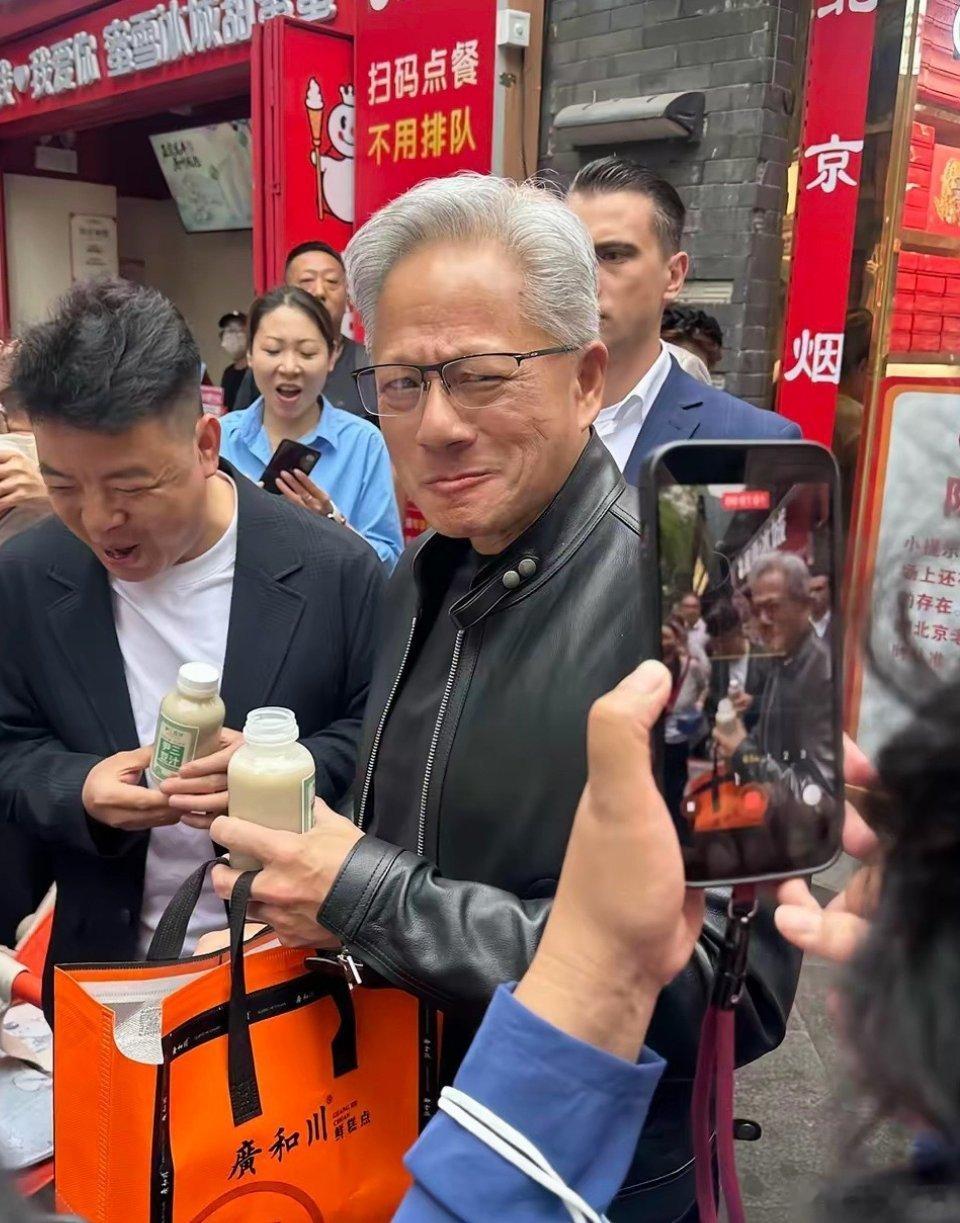 黄仁勋谈喝豆汁感受哈哈哈哈哈哈哈哈，这表情可以说非常真实了
