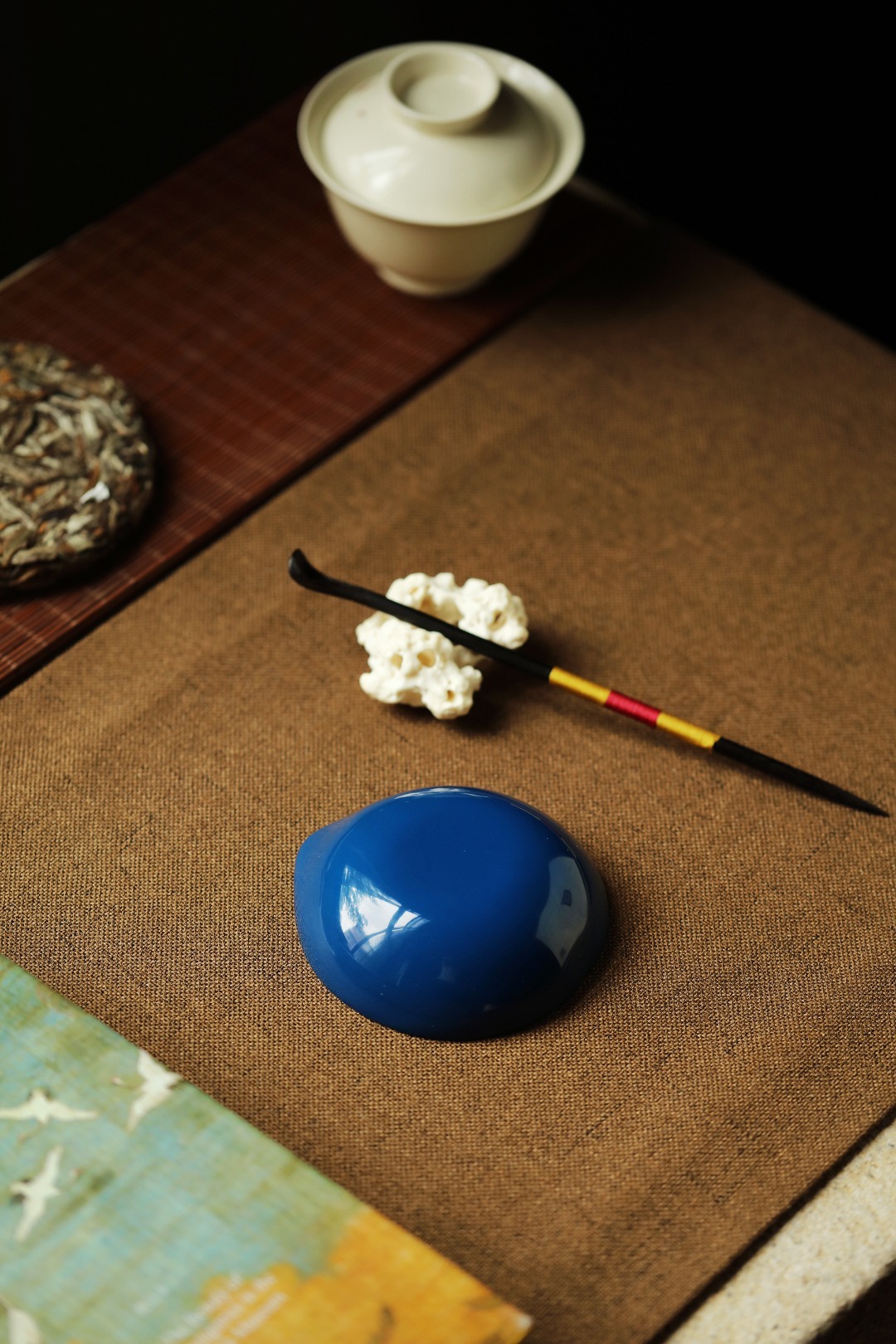 大漆【见安】茶则系列以紫光檀为胎体，将漆色层层髹饰其上；置于茶案之上观赏亦把玩，