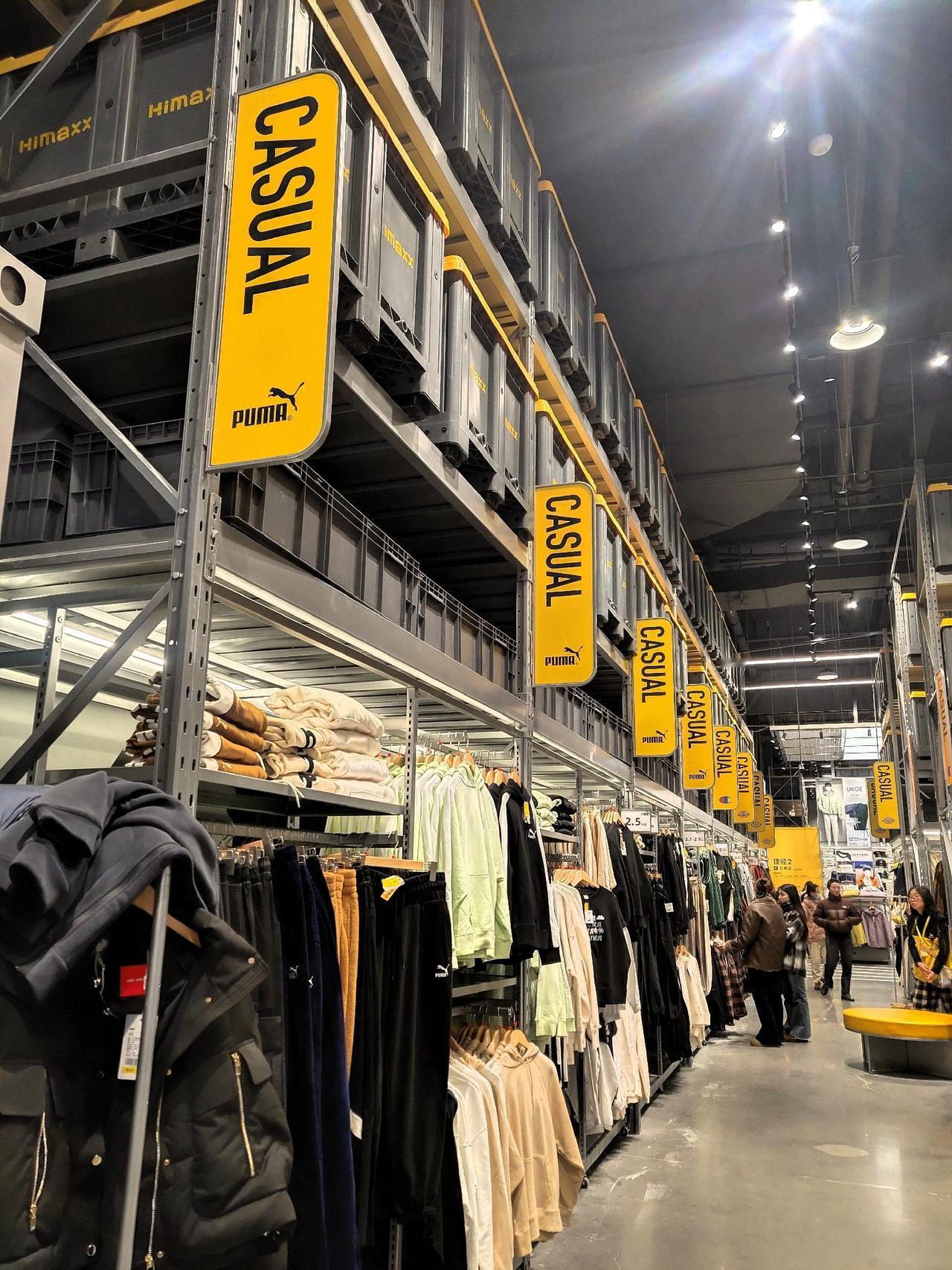 燕子矶花园城的奥莱城开业了，我跟老同志昨天过去转了转，新奥莱地方很大，品牌多，商