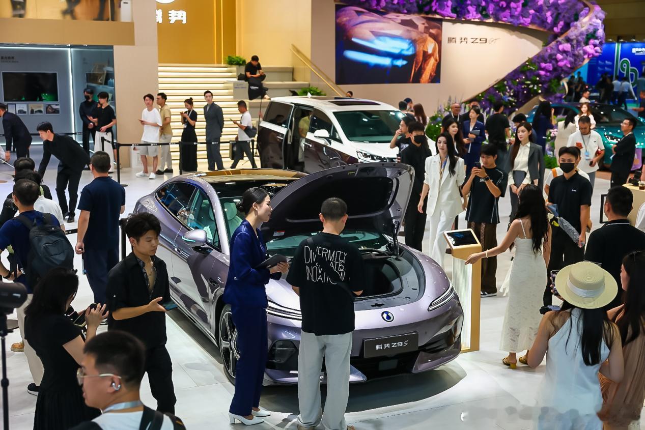 【预售价31.98万起，腾势Z9S展车抵达全国166城334家门店】近日，腾势汽