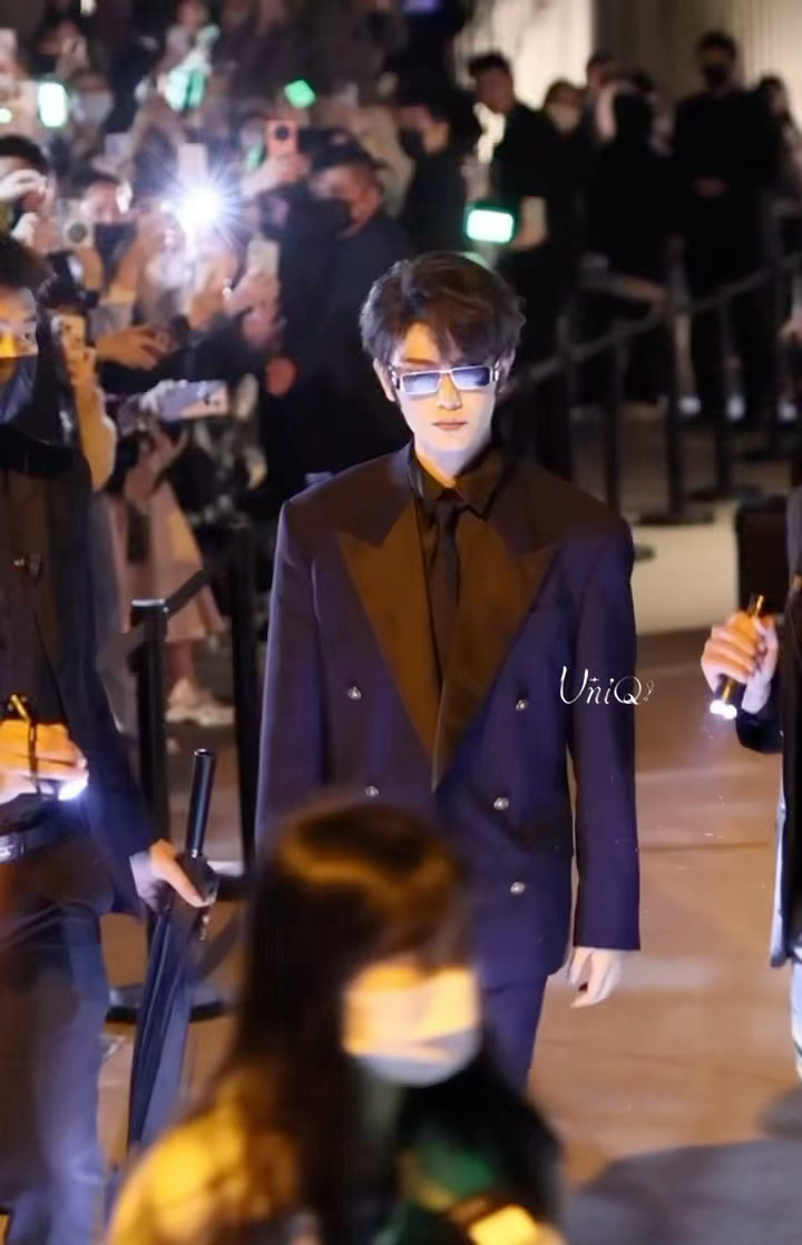 丁禹兮把水晶手串拆了送粉丝，怎么这么好啊！他想把好运也分给小海棠，太宠粉了！温柔