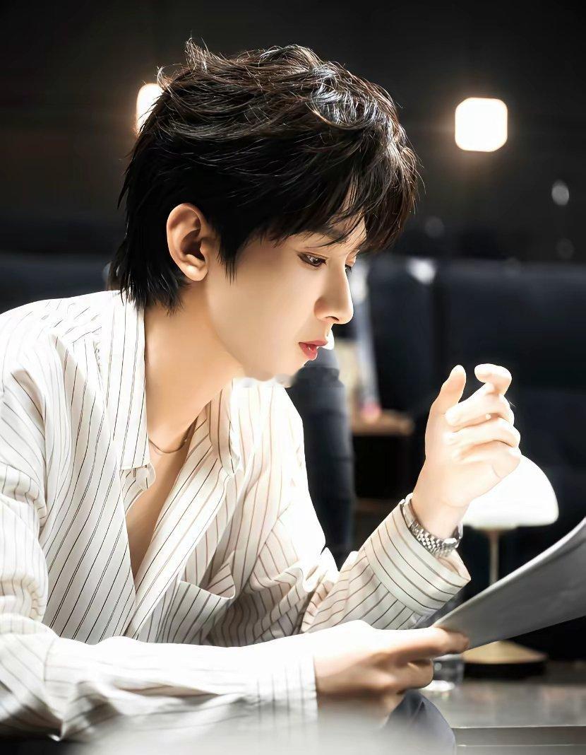 我提前练了三个月剑，结果镜头被剪得只剩背影。”——成毅粉丝把这句话刷上热搜时，剧