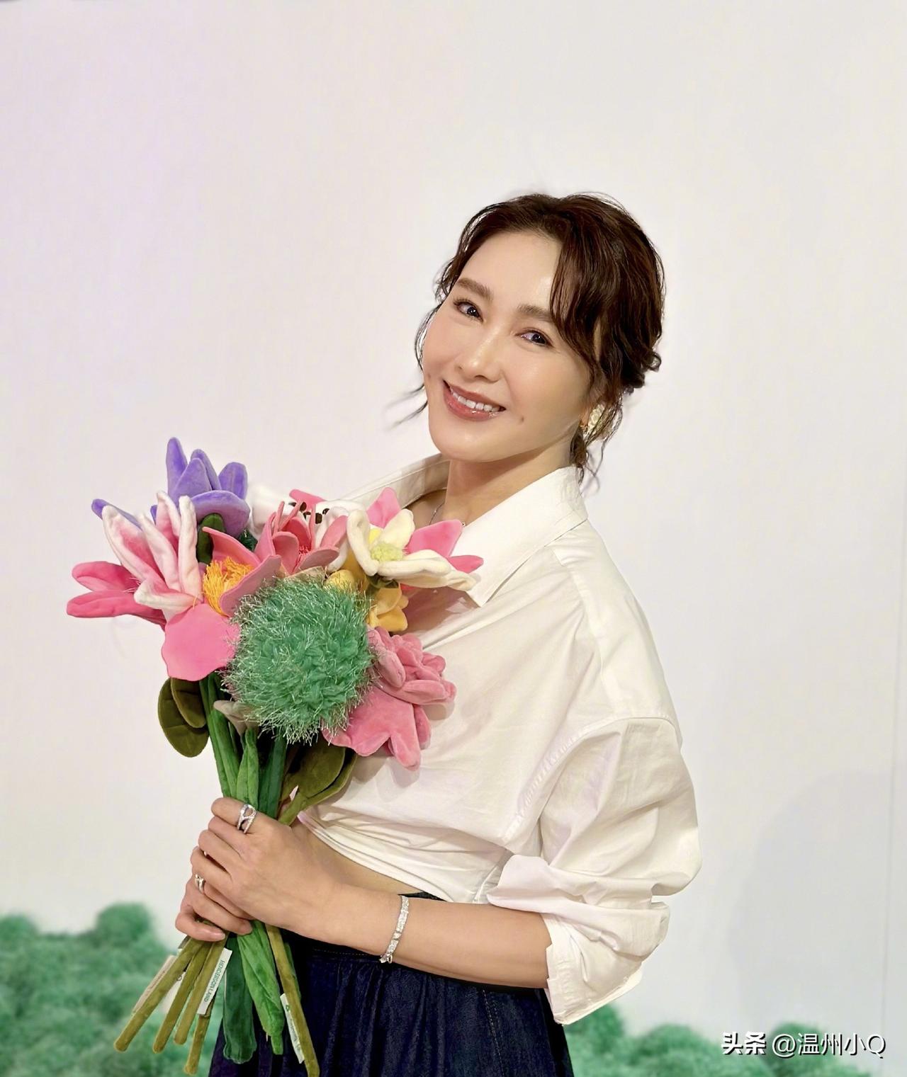 黎姿的脸有变化，怎么越来越变得像李嘉欣了。说起来两人还是好友来着呢，难道朋友处久