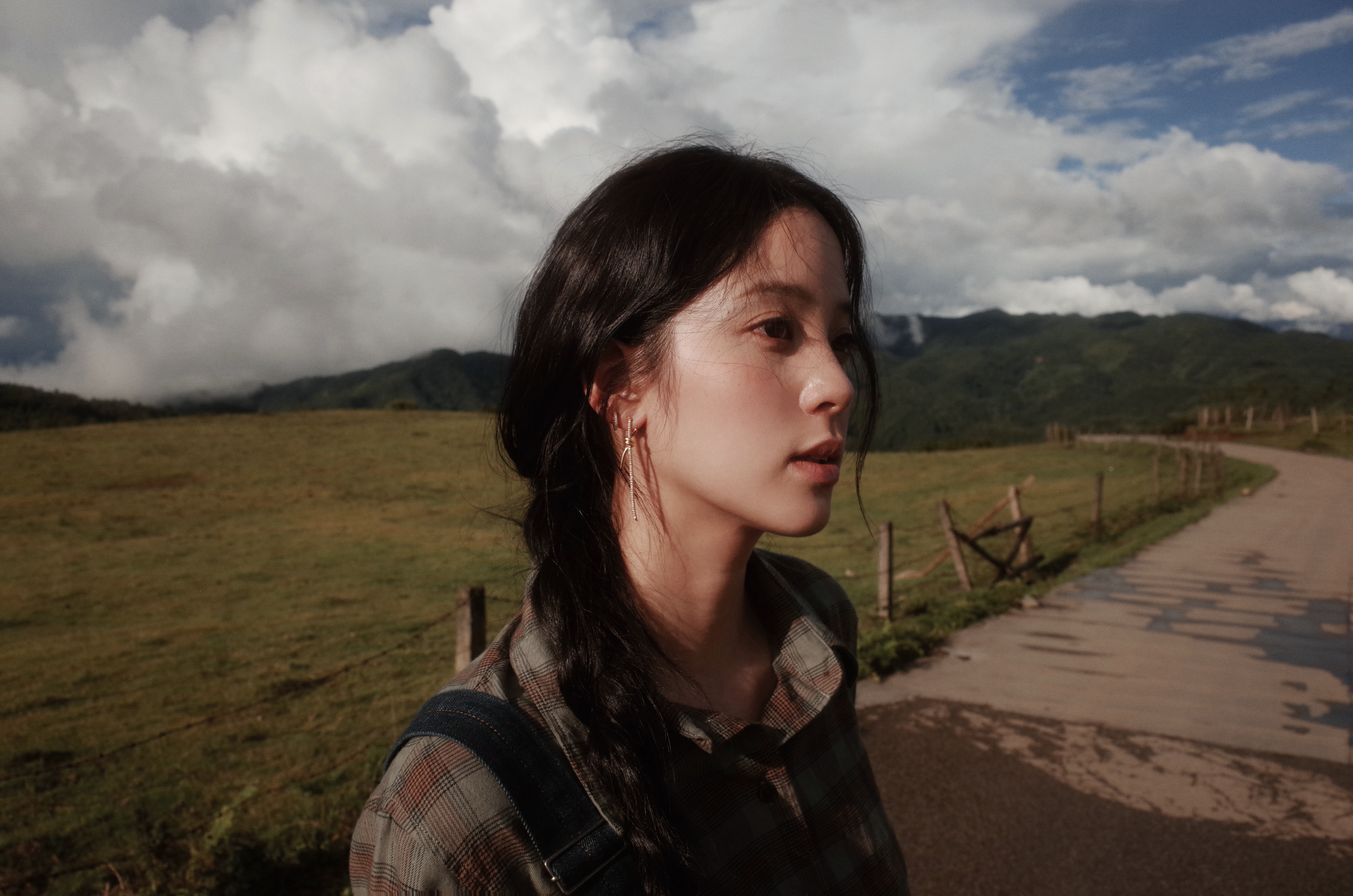 欧阳娜娜牧场少女欧阳娜娜云南随拍  欧阳娜娜云南随拍来啦！格纹衬衫＋背带裤，娜娜